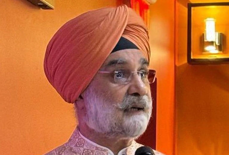 India's envoy to U.S. Sandhu visits Gurudwara in New York, Khalistan supporters heckle him